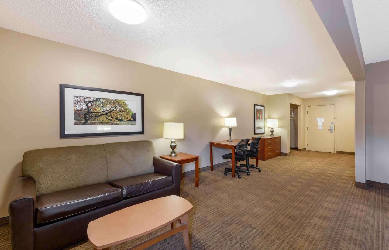 Suburban Studios Copley Akron West Extérieur photo